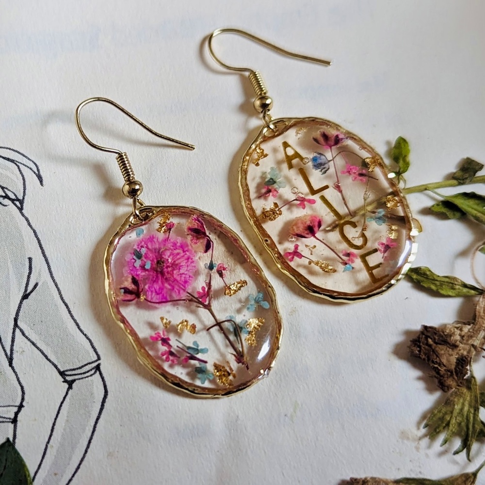 Personalized earrings with real flowers